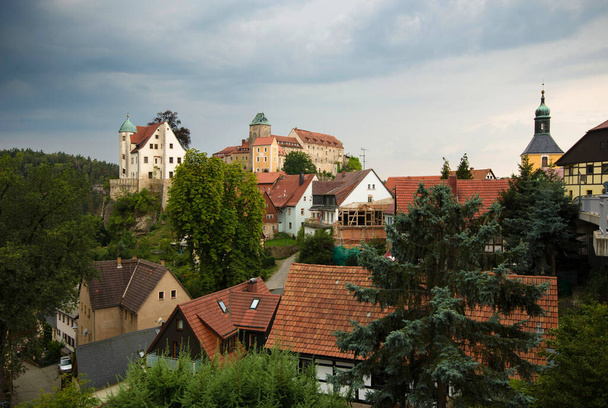 ドイツのザクセン・スイスにあるホーンシュタイン城のあるホーンシュタイン町. - 写真・画像