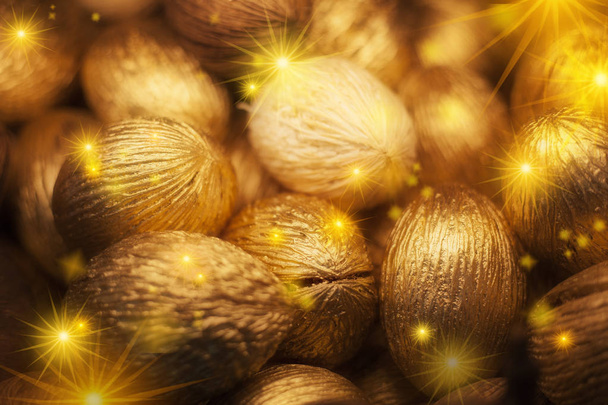 Kerstkaart, gedroogde zaden in gouden kerstversiering - Foto, afbeelding
