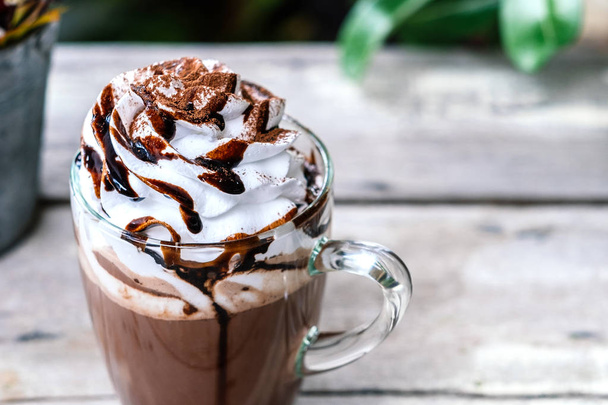 Гарячий шоколадний какао в скляній чашці зі збитими вершками
  - Фото, зображення