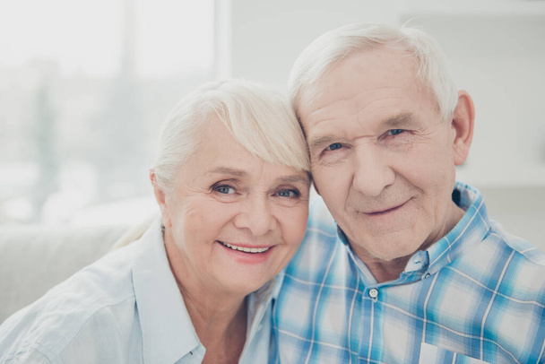 Photo de deux jolies personnes âgées paire penchée têtes portrait de famille confortable appartement à l'intérieur
 - Photo, image