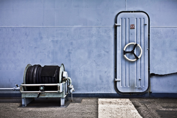 Двері безпеки і шланг на авіаносці
 - Фото, зображення