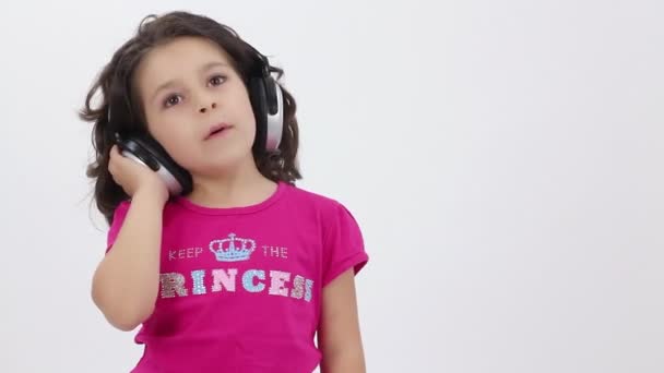 κοριτσάκι να ακούτε μουσική με ακουστικά - Πλάνα, βίντεο