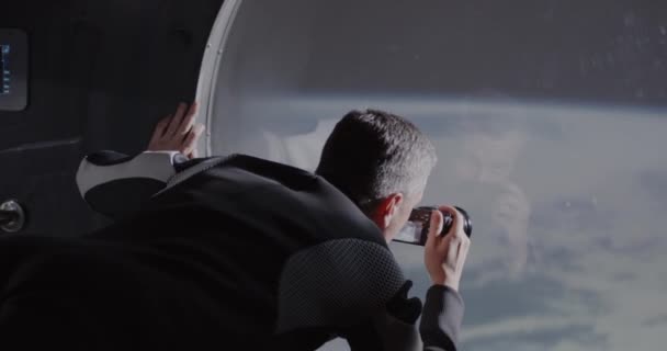 Astronauta a filmar a Terra a partir da nave espacial
 - Filmagem, Vídeo