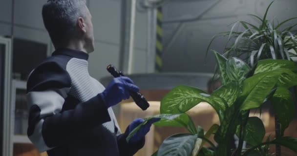 Bilim adamı Mars üssündeki saksı bitkisini inceliyor. - Video, Çekim