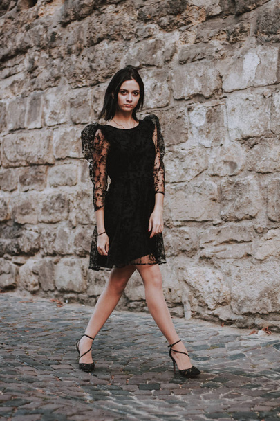 Μελαχρινή κοπέλα. Μαύρο δαντελωτό φόρεμα. Πυροβολισμός μοντέλου. Μόδα και - Φωτογραφία, εικόνα