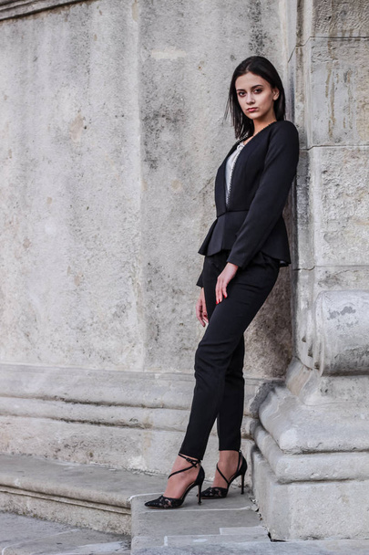 Czarnowłosy girl.Business kobieta w czarnym klasycznym suit.White blo - Zdjęcie, obraz
