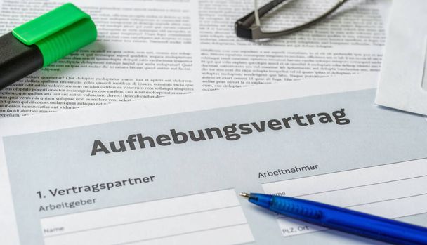 Um acordo de cancelamento com uma caneta em uma mesa - Aufhebungsvertra
 - Foto, Imagem