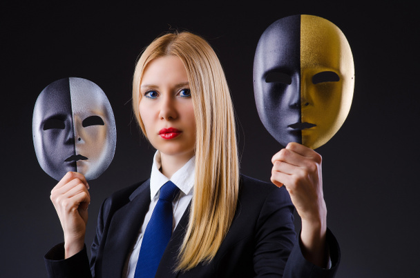 Mujer con dos máscaras en concepto de hipocresía
 - Foto, Imagen