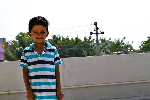 Enfant indien posant pour une image parfaite sous la lumière du soleil chaude
 - Photo, image