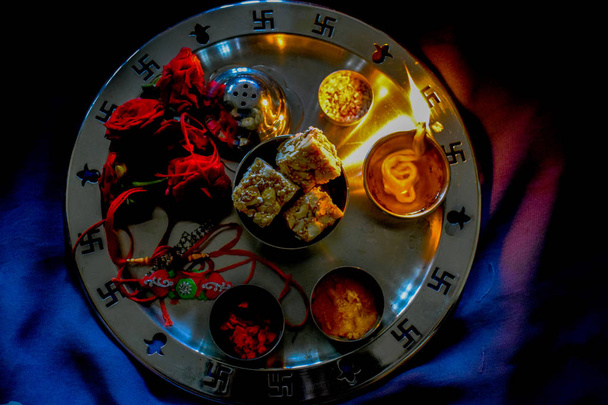 Imagen de Preparación del plato de adoración con motivo del festival indio
 - Foto, Imagen