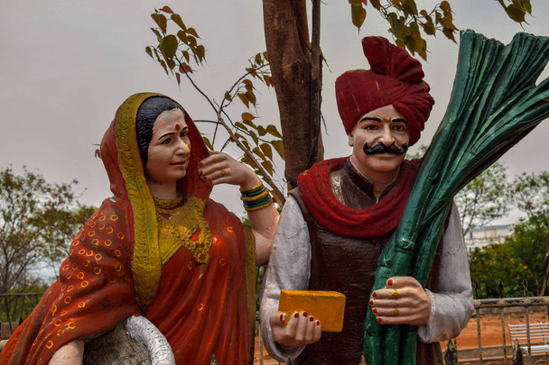 Φωτογραφία ενός αγάλματος ενός ζευγαριού αγροτών στο μουσείο της Ινδίας - Φωτογραφία, εικόνα
