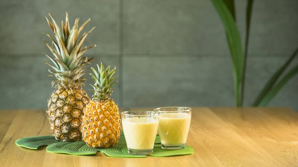 Zdravé ananasové koktejly podávané na stole - Fotografie, Obrázek