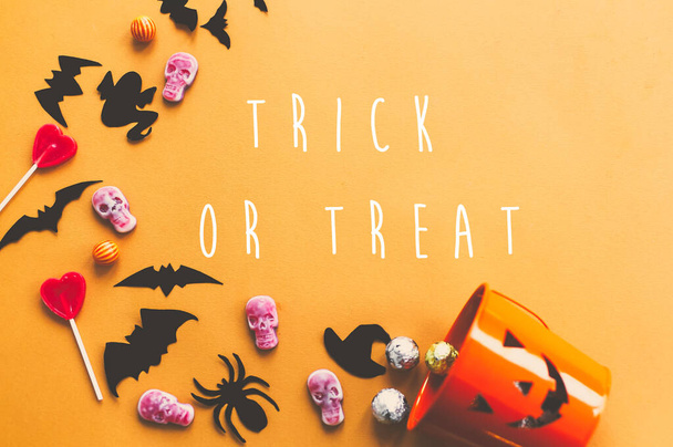 Trick or treat text, Feliz Halloween. Dulces de Halloween, calaveras
,  - Foto, imagen