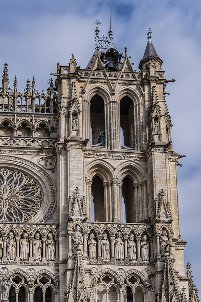 Fragmento de la catedral gótica de Amiens (Basilique Cathedrale Notre-Dame d 'Amiens, 1220 - 1288). Amiens, Somme, Picardie, Francia
. - Foto, imagen