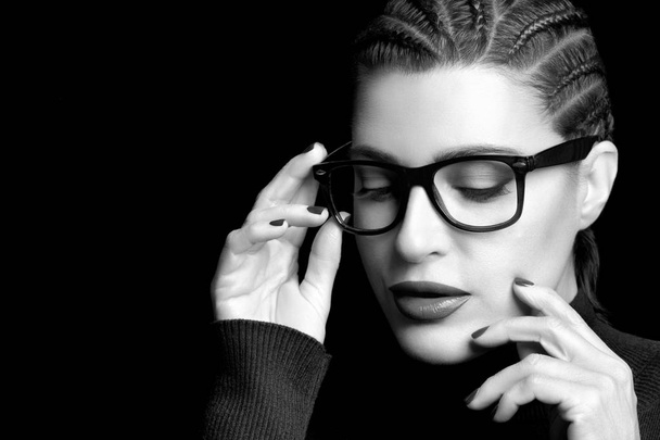 Όμορφη γυναίκα με πλεγμένα μαλλιά που φοράει γυαλιά. όραση correc - Φωτογραφία, εικόνα