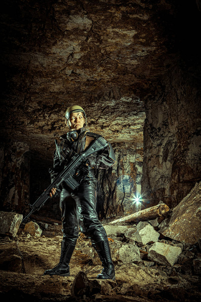 Красива жінка-солдат у шкіряному одязі з пістолетом
 - Фото, зображення