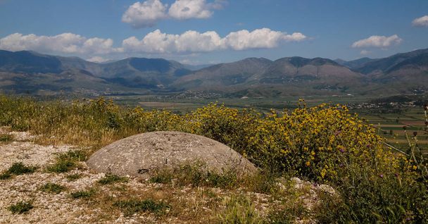 Landschaft mit Militärbunkern in der Nähe der Burg von Lekuresi, Saranda, Albanien - Foto, Bild