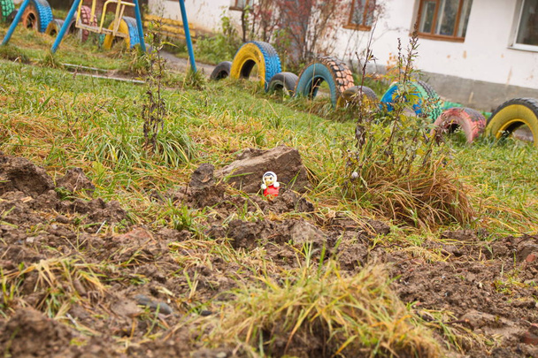 Χώμα στην παιδική χαρά αριστερά από επιχειρήσεις κοινής ωφέλειας Ρωσία επαρχιακή πόλη - Φωτογραφία, εικόνα