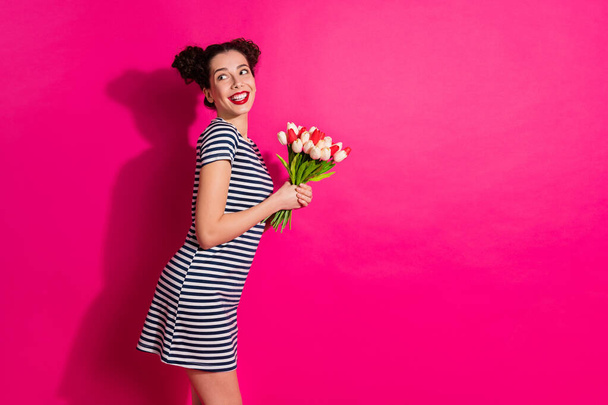 Portret van lief positief meisje houden boeket van tulpen aanwezig ontvangen voor 8-maart 14-februari hebben date met vriendje genieten van vrije tijd te dragen casual stijl kleding geïsoleerde roze kleur achtergrond - Foto, afbeelding