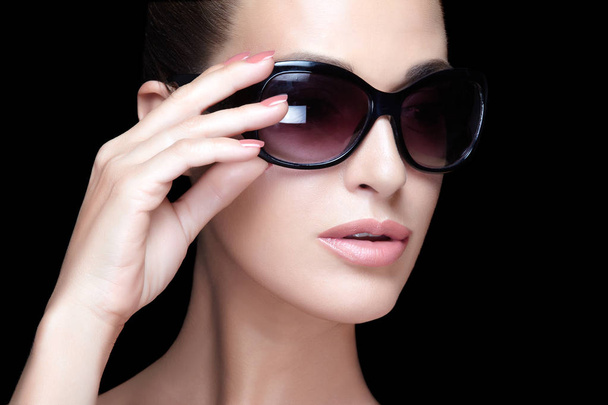 Модна модель дівчини з оголеним макіяжем і великими сонцезахисними окулярами. крупним планом
 - Фото, зображення