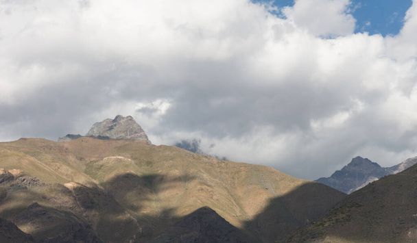 Cajón del Maipo. Cañón Maipo, un cañón ubicado en los Andes. Ne.
 - Foto, Imagen