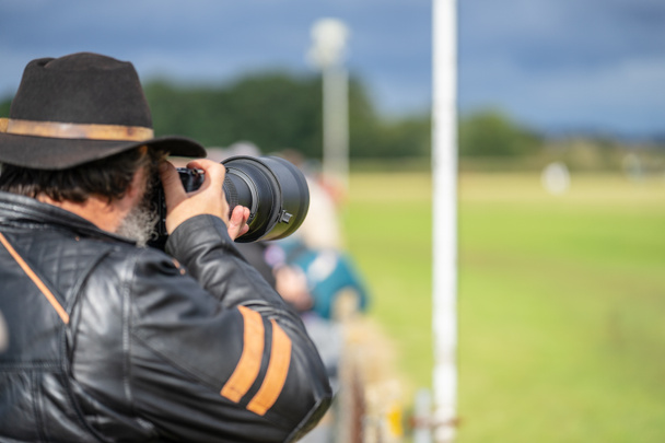 Fotógrafo disparando en una exhibición aérea.Race Day en Shuttleworth
. - Foto, imagen