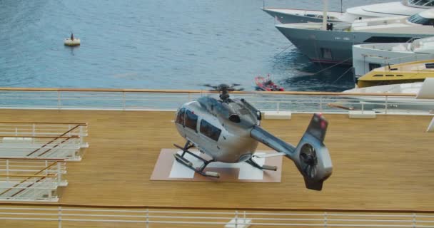 Moderní vrtulník stojí na vzletové stanici a připravuje se k letu, vrtuli v pohybu. - Záběry, video