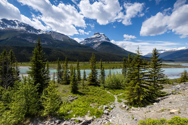 der saskatchewan fluss in den felsigen bergen von kanada - Foto, Bild