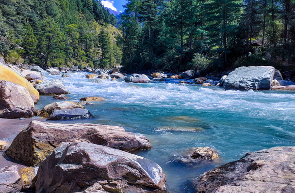 River view of Beas River in Kasol, Kullu-Manali, Himachal Pradesh - Foto, Imagen