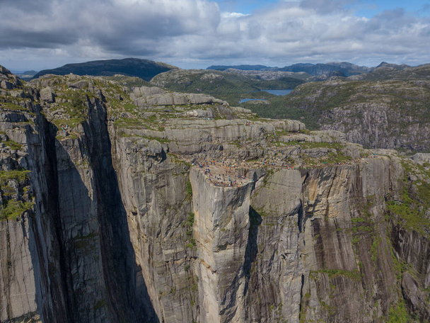 Preikestulen Νορβηγία. Οι άνθρωποι απολαμβάνουν τη θέα από το βουνό. Ιούλιος 2019. Αεροπλάνο από τηλεκατευθυνόμενο - Φωτογραφία, εικόνα