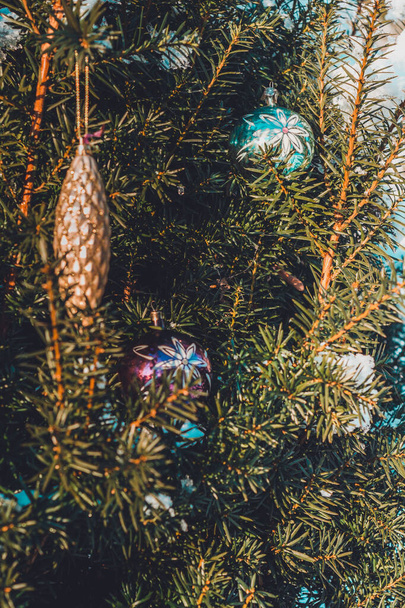 Karácsonyi játék formájú bump az arany színű a karácsonyfa elárasztott a hó - Fotó, kép