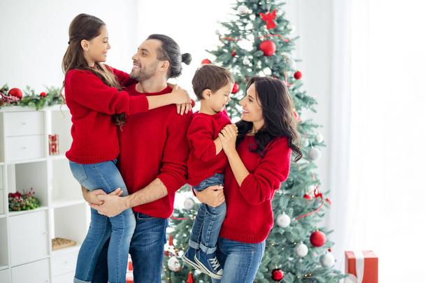Profile side photo of big ful family charming mommy daddy schoolgirl boy enjoying christmas time x-mas holidays in house with newyear decorations indoors - 写真・画像