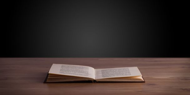 Открытая книга на деревянной палубе - Фото, изображение