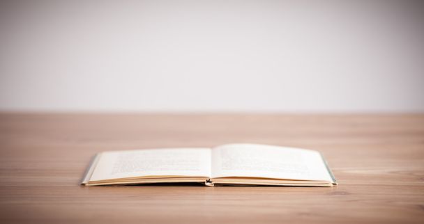 Open boek over houten achtergrond - Foto, afbeelding