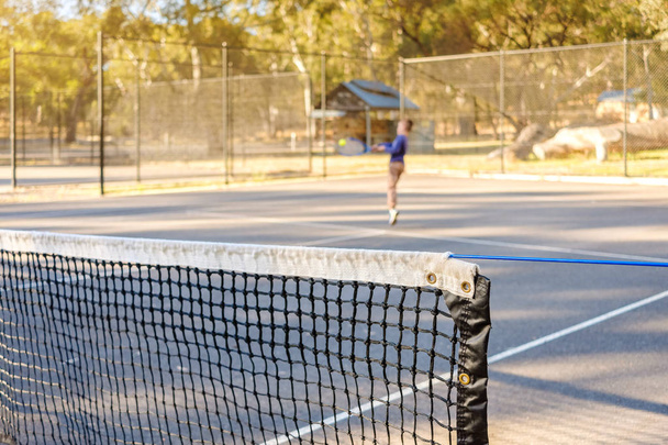 Rete da tennis all'aperto nel parco
 - Foto, immagini