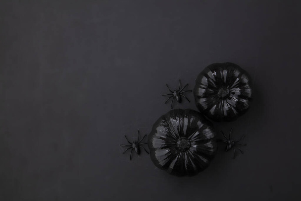 Abóboras pretas de Halloween com aranhas. Feliz halloween fundo aéreo
 - Foto, Imagem
