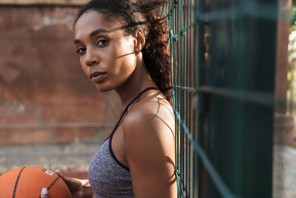 Attractive young african sportswoman playing basketball - Foto, Imagem