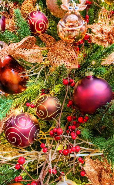 Közelkép a gyönyörűen díszített karácsonyi dísz dekorációk egy karácsonyfa - Fotó, kép