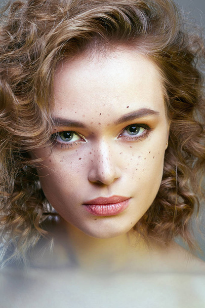 Beautiful woman. amazing curly girl with make-up - Foto, afbeelding