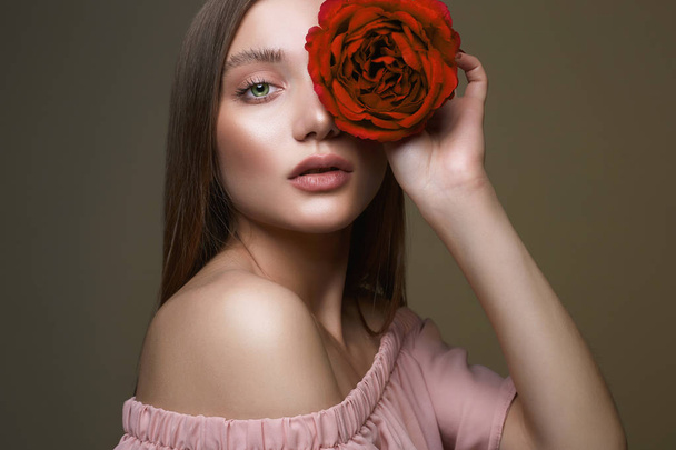 Menina encantadora com maquiagem de beleza e Rose
 - Foto, Imagem