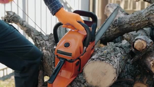 Lesník se zoufale snaží nastartovat motorovou pilu - Záběry, video