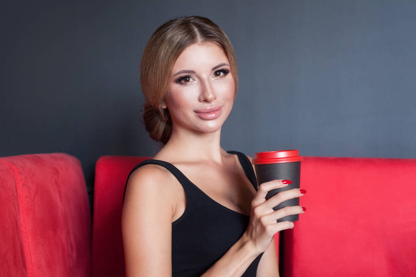 Kaunis nainen kahvikupin kanssa
 - Valokuva, kuva
