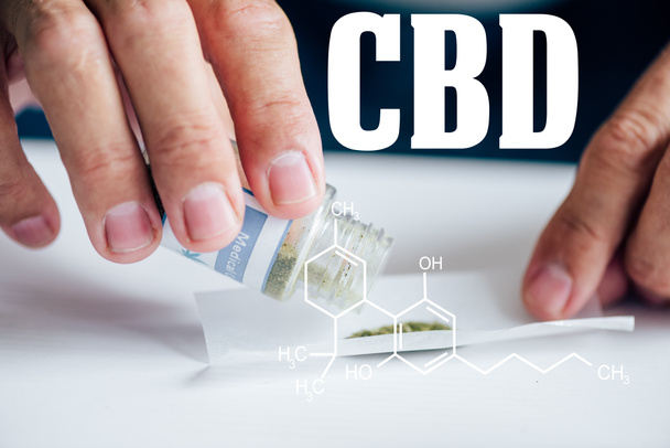 vista recortada del hombre haciendo articulación de cannabis medicinal con ilustración de moléculas de cbd
 - Foto, imagen