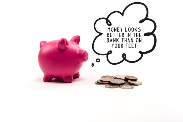 рожевий скарбничка біля монет і думав, що бульбашка з грошима виглядає краще в банку, ніж на ваших ногах, витісняючи на білому тлі
 - Фото, зображення