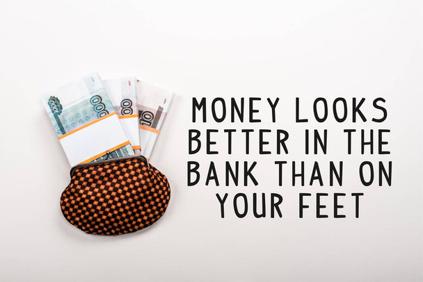 πάνω άποψη της vintage καρό πορτοφόλι με ρωσικά ρούβλια σε λευκό φόντο με τα χρήματα φαίνεται καλύτερα στην τράπεζα από ό, τι στα πόδια σας γράμματα - Φωτογραφία, εικόνα
