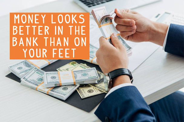 περικοπή άποψη του επιχειρηματία καταμέτρηση των χρημάτων στο γραφείο με τα χρήματα φαίνεται καλύτερα στην τράπεζα από ό, τι στα πόδια σας εικονογράφηση - Φωτογραφία, εικόνα