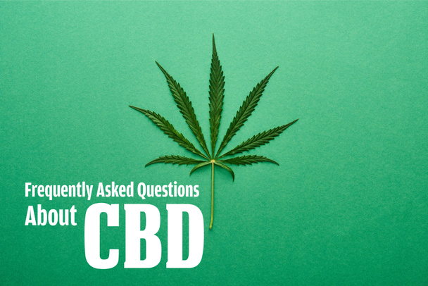 Ansicht des Cannabis-Blattes auf grünem Hintergrund mit häufig gestellten Fragen zur cbd-Abbildung - Foto, Bild