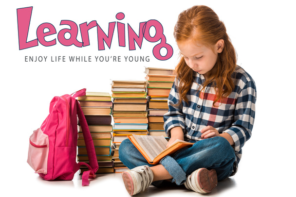 pozitif kızıl saçlı okul çocuğu kitapların yanında oturup hayatın tadını çıkarırken sen beyaz harflerle yazılıyorsun.  - Fotoğraf, Görsel
