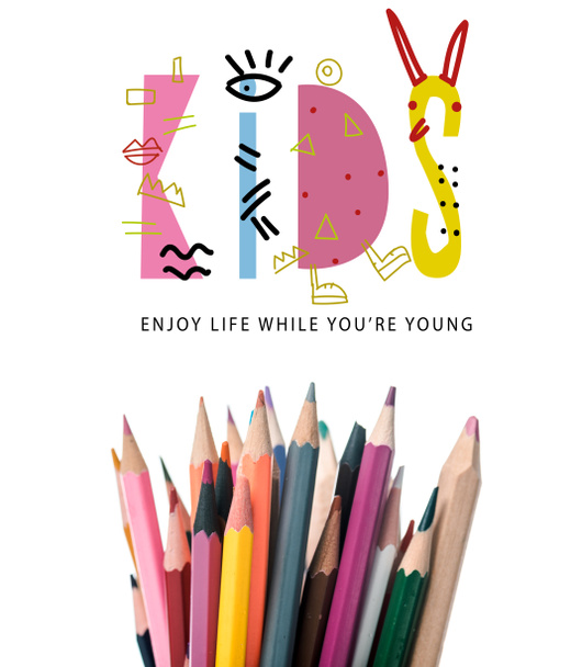lápices de colores cerca de los niños disfrutan de la vida mientras que son jóvenes letras en blanco
  - Foto, Imagen