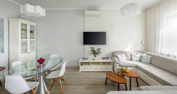 trendig gestaltete Ess- und Wohnzimmer im weißen Lagom skandinavischen Stil. elegantes zeitgenössisches Loft-Wohnungskonzept - Foto, Bild